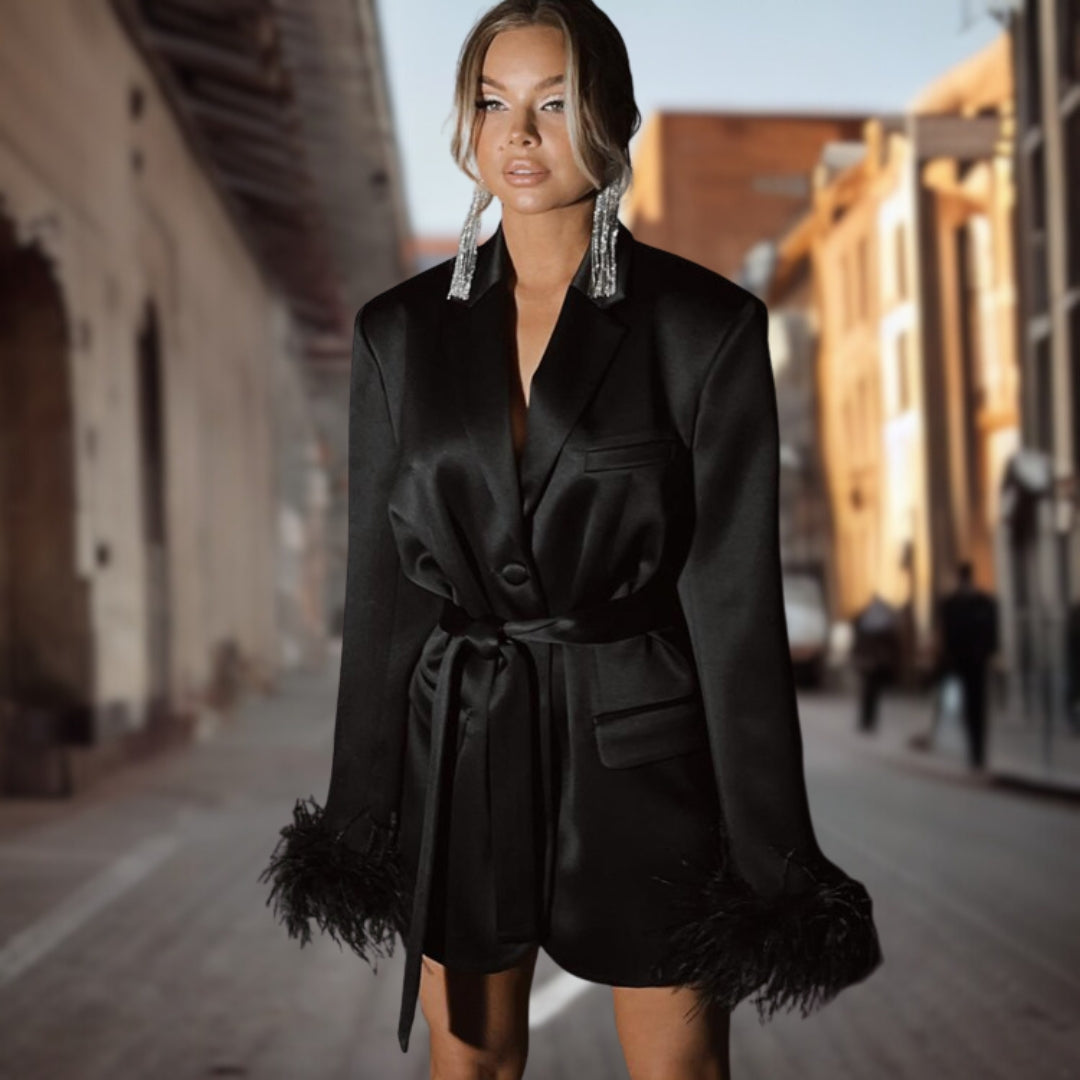 Sérénité | Costume à Manches Longues avec Détails en Plumes et Élégance Intemporelle pour Femmes