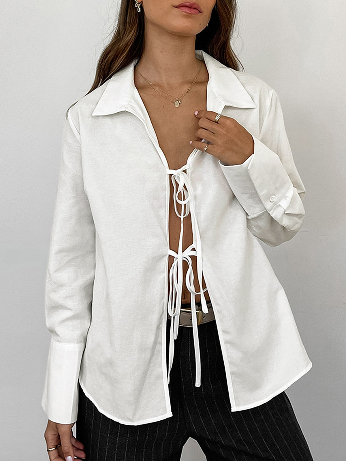 Léonie | Chemise avec Cravate Distinctive et Col en V Élégant pour Femmes