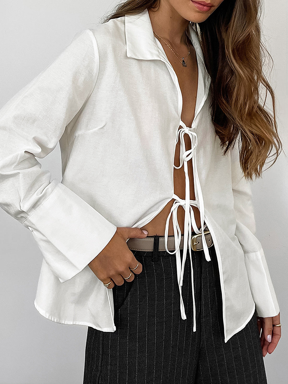 Léonie | Chemise avec Cravate Distinctive et Col en V Élégant pour Femmes