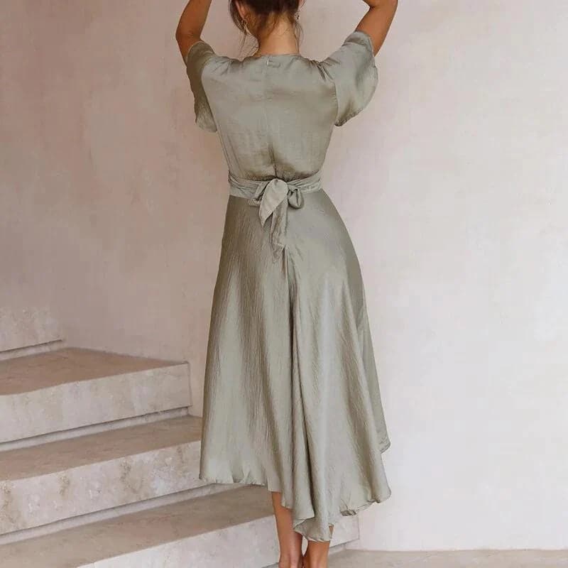 Laura - Belle robe avec épaules et ourlet inhabituels
