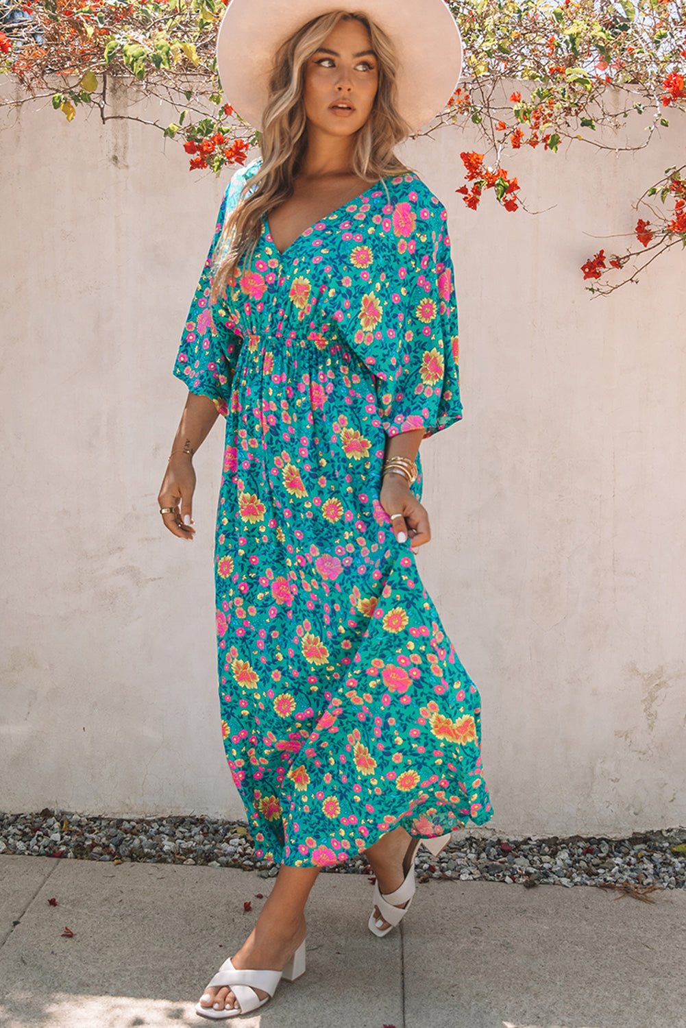 Claudia - Robe longue bohème verte à encolure en V profonde et imprimé floral