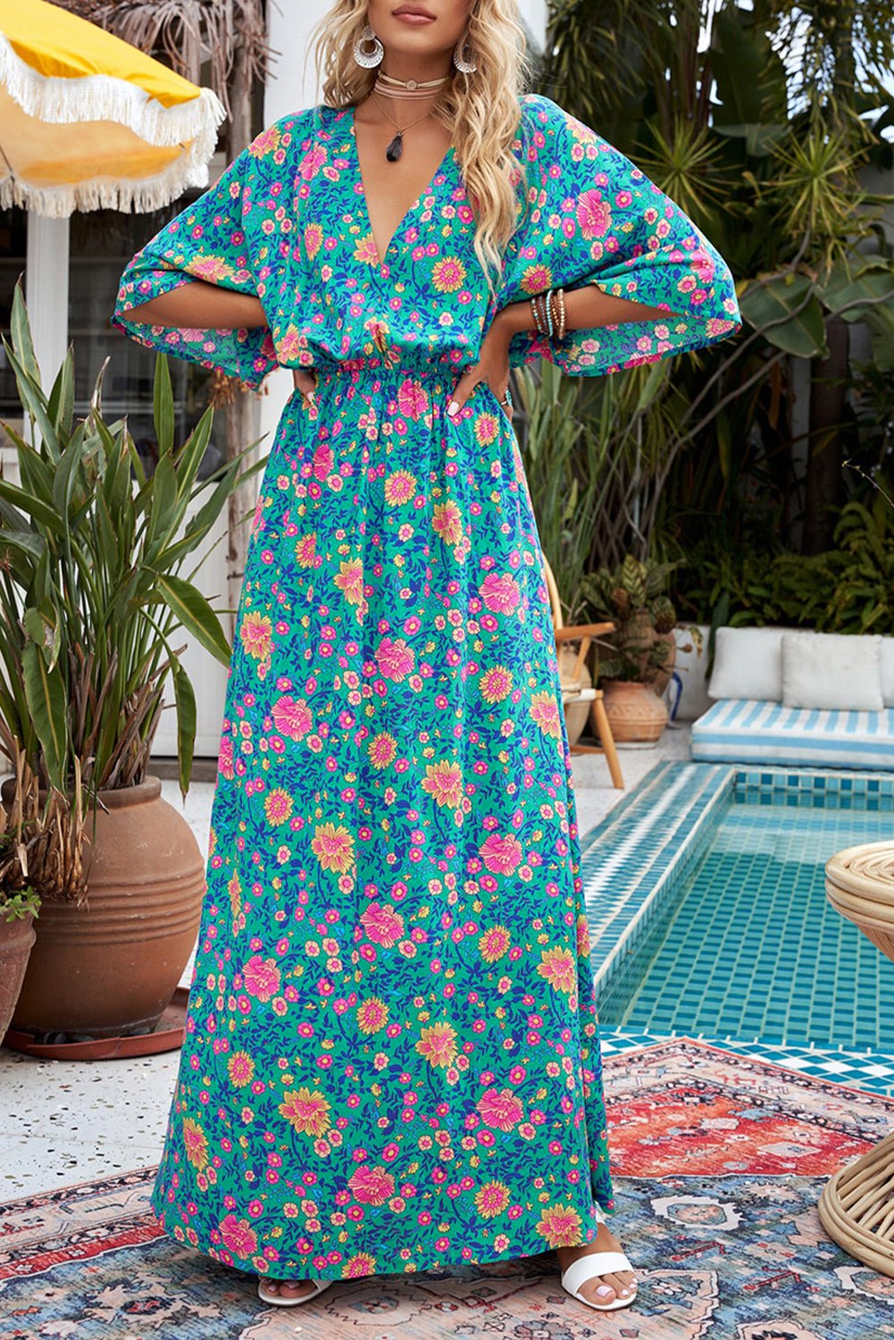 Claudia - Robe longue bohème verte à encolure en V profonde et imprimé floral