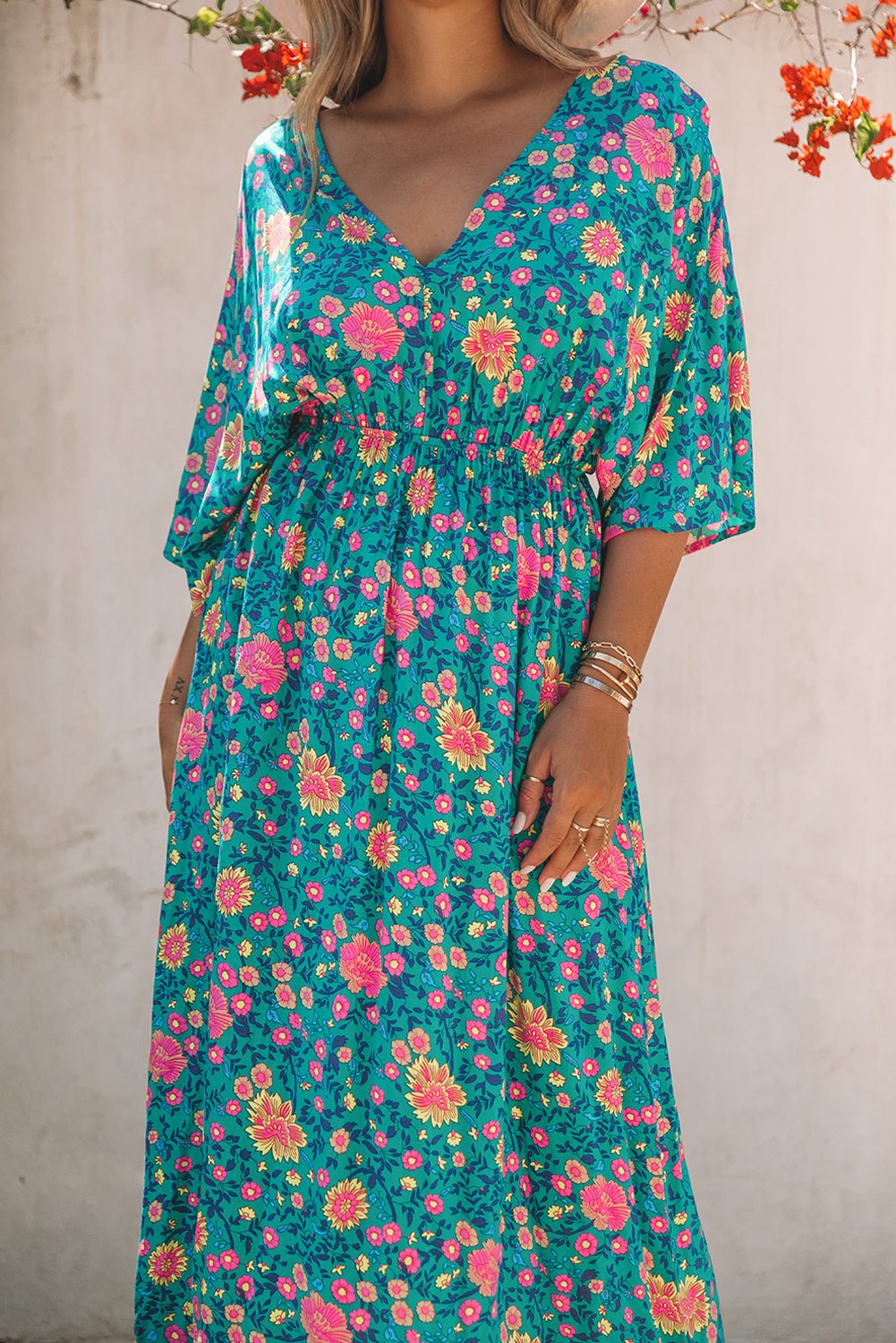 Claudia - Robe longue bohème verte à encolure en V profonde et imprimé floral
