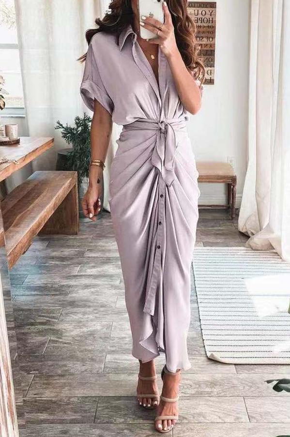 Superbe robe en satin avec boutons et voile