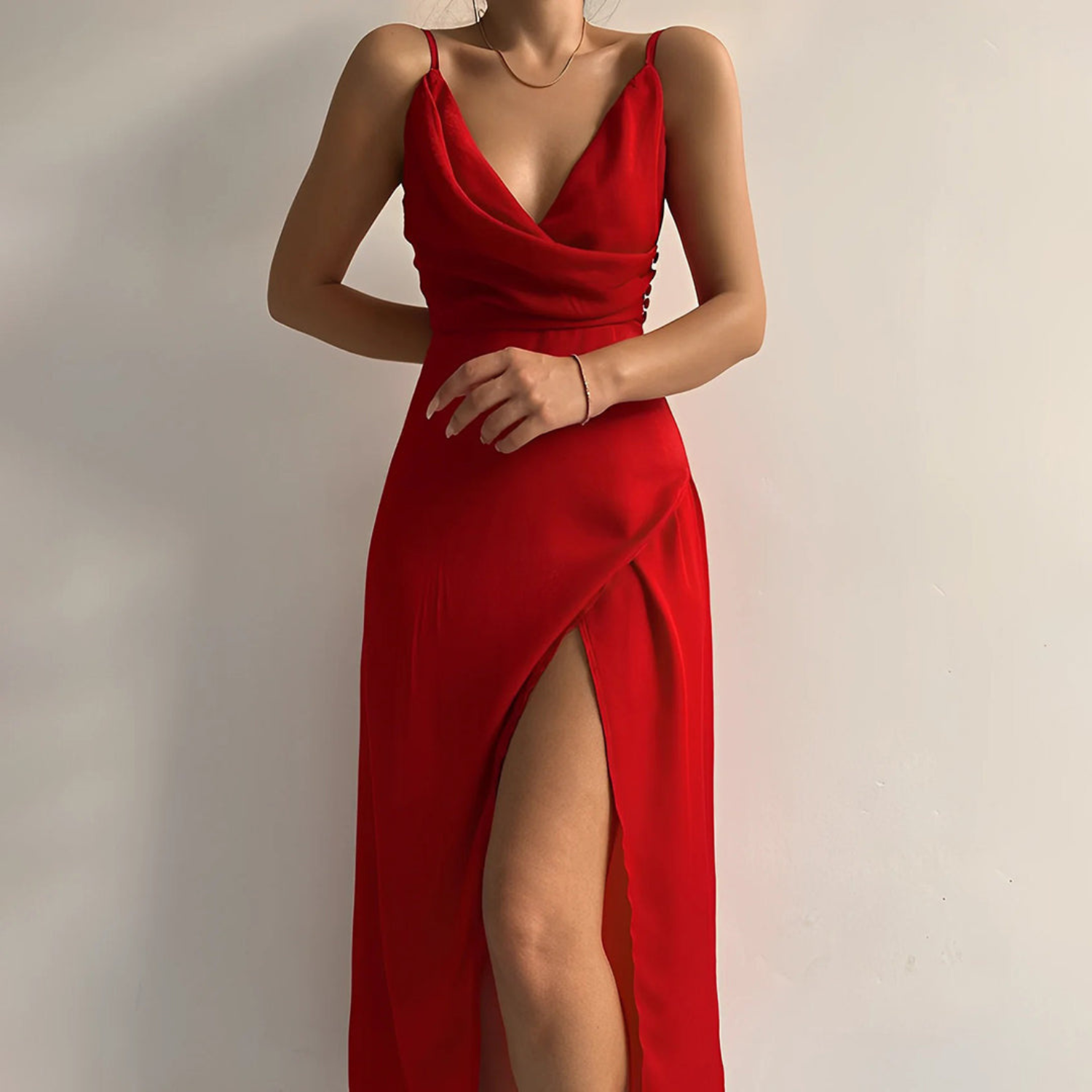 Bellevo | Robe de soirée sans manches, bustier uni, mi-longue, décolleté en V profond avec fente. Idéale pour les fêtes et les soirées en club