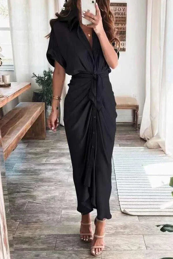 Superbe robe en satin avec boutons et voile