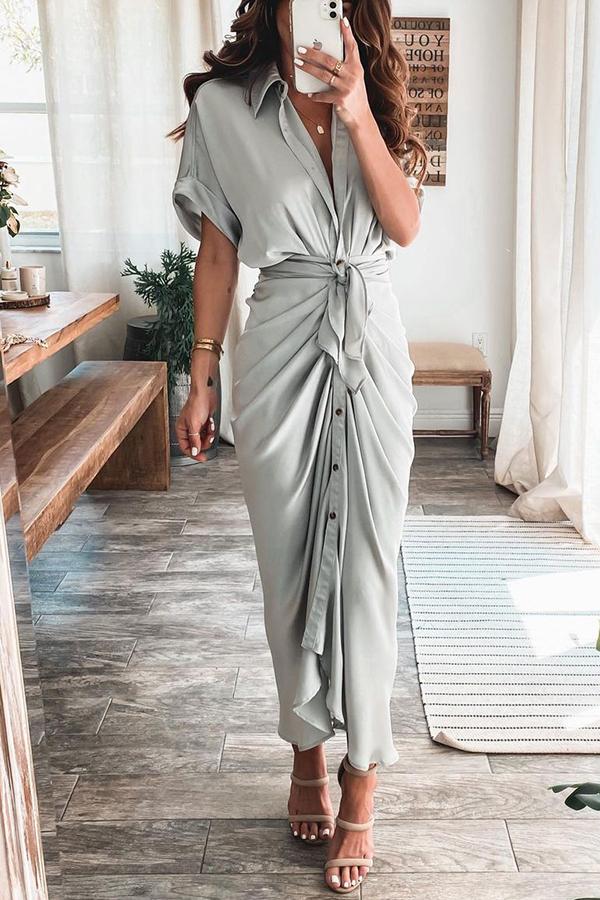 Superbe robe en satin avec boutons et voile