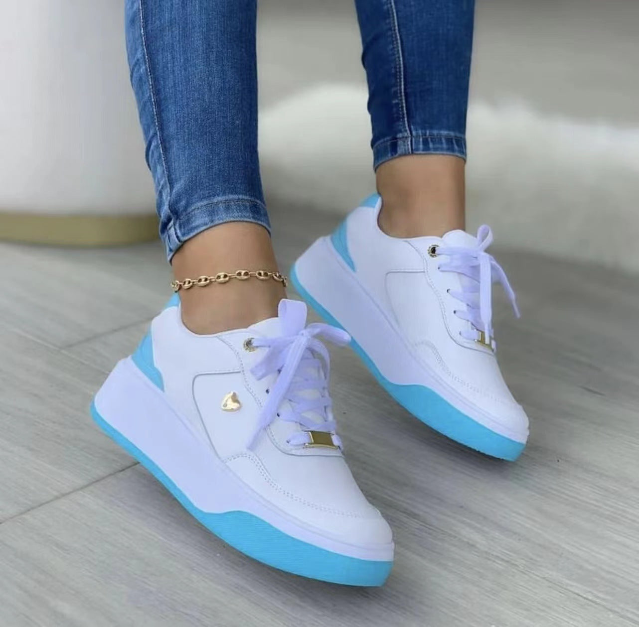 Alena - Chaussures d'entraînement pour femmes avec semelle épaisse et détails en forme de cœur