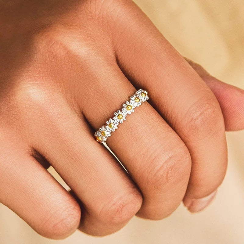 Adèle | Bague Élégante avec Filigrane de Marguerite et Détails Soignés pour Femmes