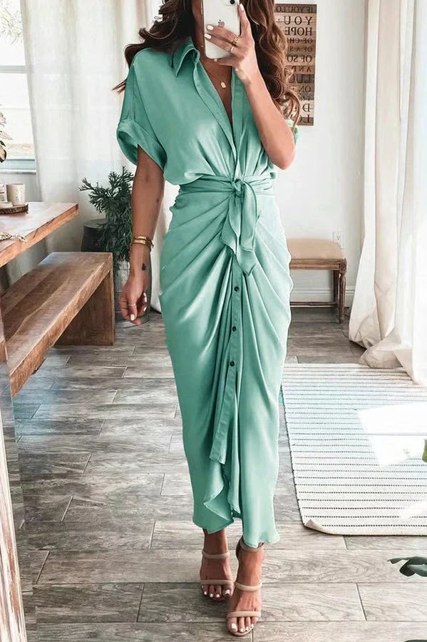 Superbe robe en satin avec boutons et voile