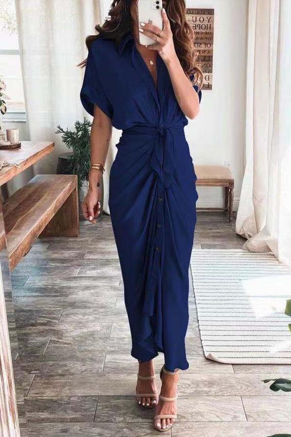 Superbe robe en satin avec boutons et voile